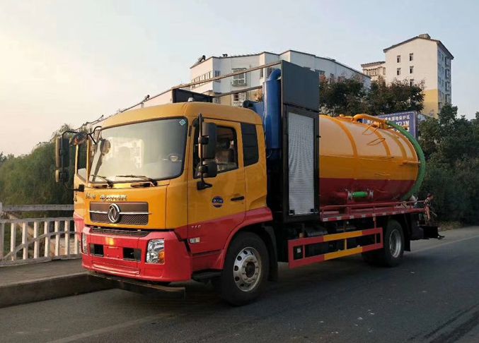 強力羅茨泵東風(fēng)天龍吸污車超高吸程測試