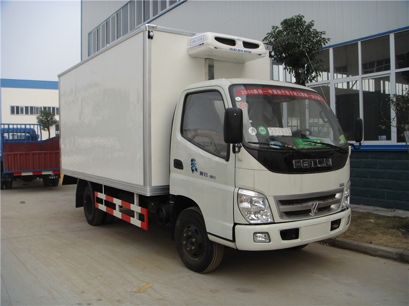 東風(fēng)天龍前四后八冷藏車采用新技術(shù)、新工藝制造，廂體隔熱