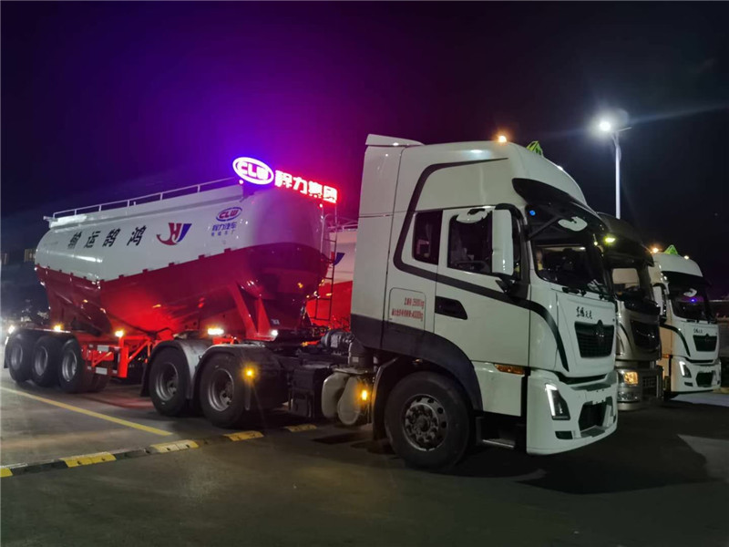 東風天錦油罐車高端品質，嚴格按照公告參數生產，不超重