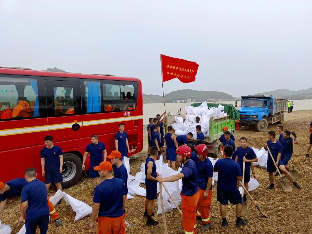 惡劣天氣垃圾清運車、吸污車、搶險救援車來幫忙