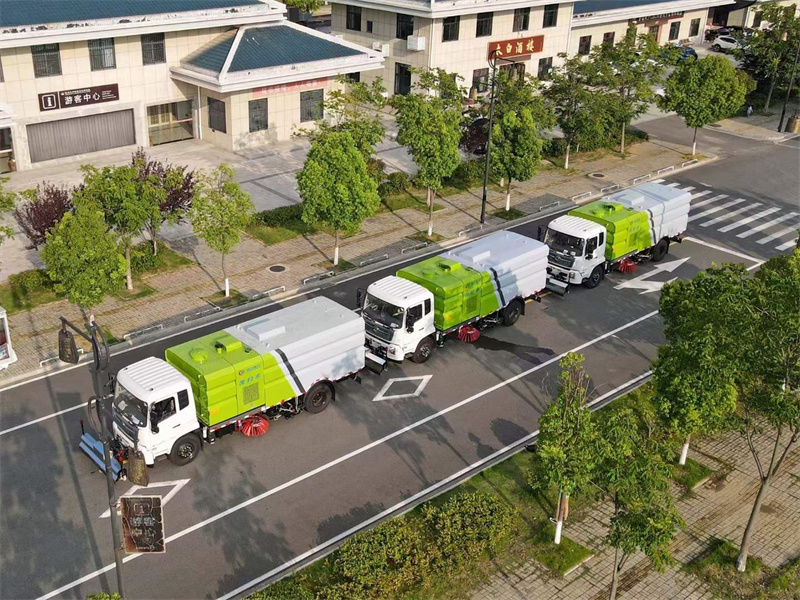 3臺(tái)16方東風(fēng)天錦洗掃車加裝路面清洗功能發(fā)往廣東